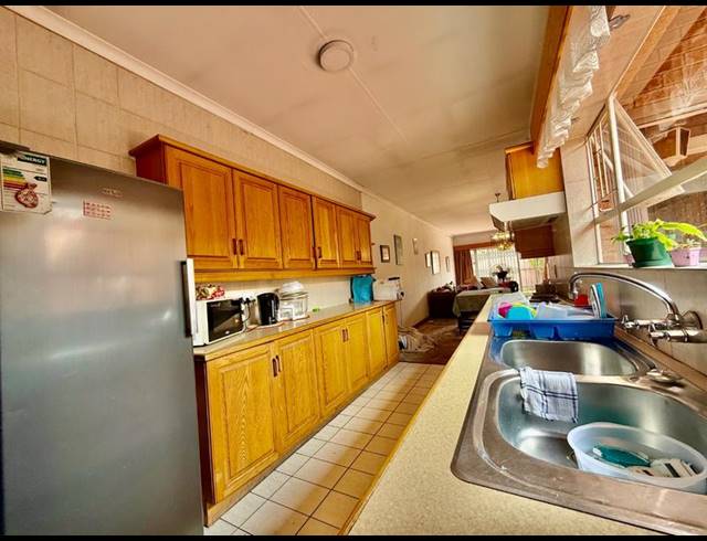 2 BEDROOM TOWNHOUSE FOR SALE IN VANDERBIJLPARK SE 2